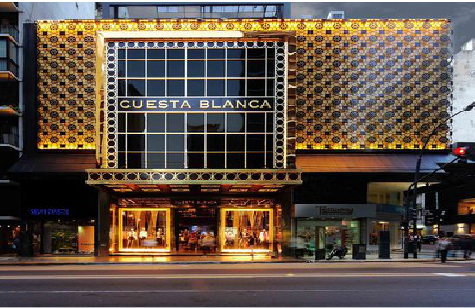 白玉门头设计与商业空间的纽带。